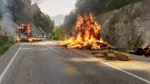 Adana’da yol ortasında yangın! Saman Balyası yüklü araç küle döndü