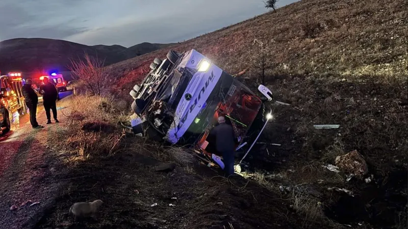 Afyonkarahisar'da yolcu otobüsü devrildi: Ölüler ve yaralılar var