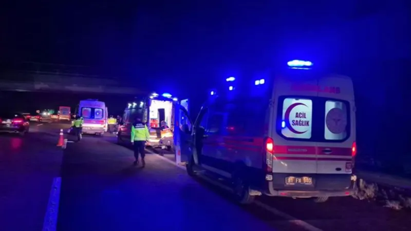 Anadolu Otoyolu'nda Dehşet: Tır Minibüse Çarptı! Çok Sayıda Yaralı