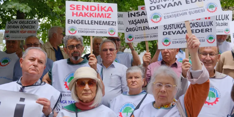 Bayram ikramiyesine zam isteyen emekliler sokağa indi