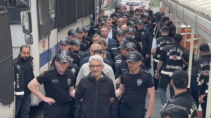 CHP'li siyasetçilerin gözaltı görüntülerine DEM Parti'den tepki: Siyasi acizlik ve hukuksuzluğun göstergesi!