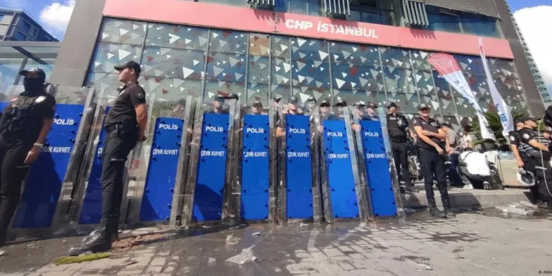 Özgür Özel'in Ofisinde Neler Oluyor? CHP'li Vekiller Nöbette!