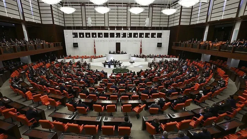 Cumhurbaşkanına TSK'dan ihraç yetkisi maddesi kanun teklifinden çıkarıldı