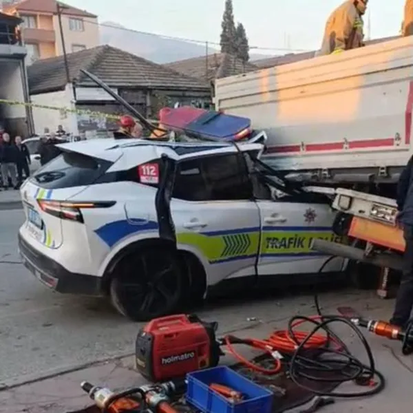 Manisa'da Feci Kaza: Polis Aracı TIR'a Çarptı! 1 Şehit