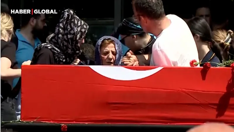 Ferdi Zeyrek’in annesi oğlunun tabutu başında bayıldı