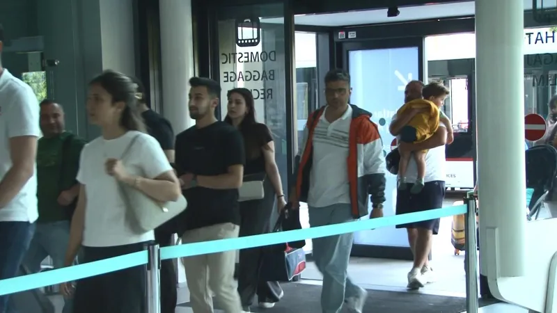 Havalimanlarında uçuş ve yolcu yoğunluğu yaşanıyor