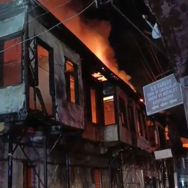 İki ahşap ev, yangında küle döndü