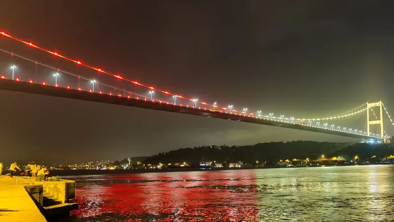 İstanbul'da köprüler Galatasaray’ın renkleriyle ışıklandırıldı