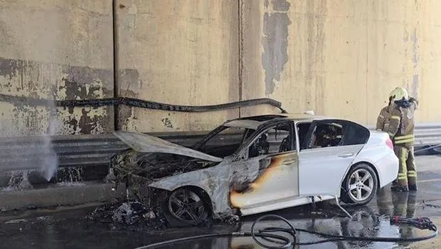 İstanbul'da seyir halindeki otomobil alev alev yandı, yolda uzun kuyruklar oluştu