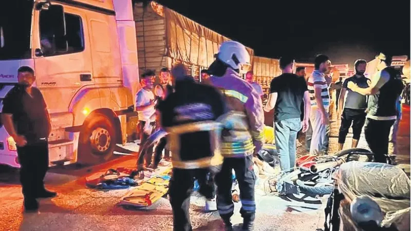 Kardeş kardeşe son yolculuk! Motosikletteki iki kardeş TIR'la kafa kafaya çarpıştılar