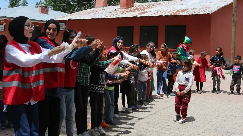 Kızılay gönüllüleri çocukları eğlendirdi