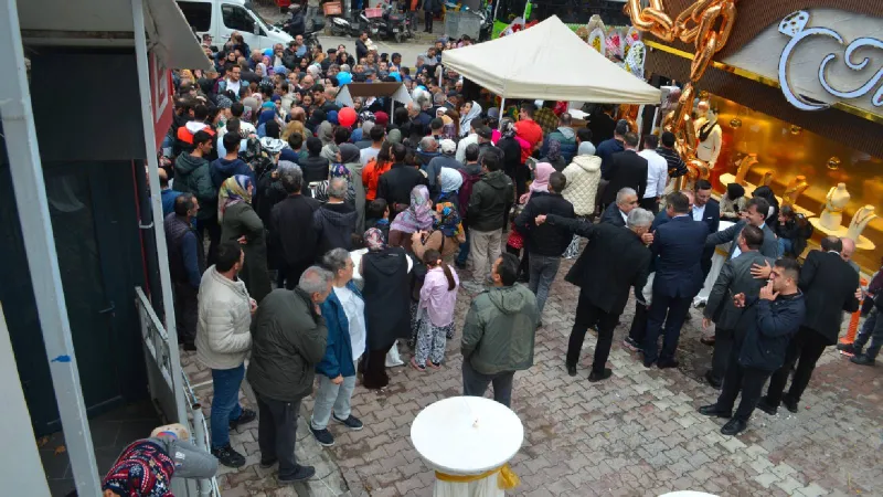 Kocaeli'de kuyumcu açılışında altın ve saat hediye edilmesi yoğunluğa neden oldu