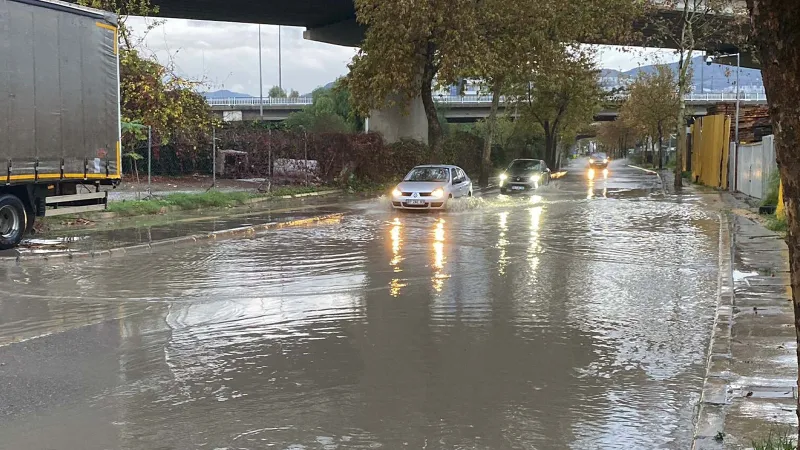 Meteoroloji ve AFAD sarı kodla uyarmıştı; İzmir'de sağanak nedeniyle sokaklar göle döndü