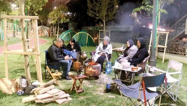 İstanbul'da Deprem Korkusu! Eve Girelim Mi, Girmeyelim Mi?
