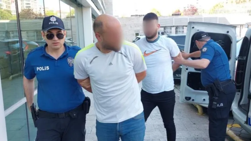Park halindeki araca benzin döküp yaktılar!