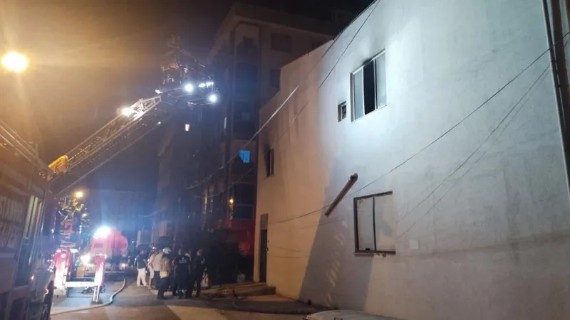 Pendik'te elektrik kablosu deposunda yürekleri ağza getiren yangın