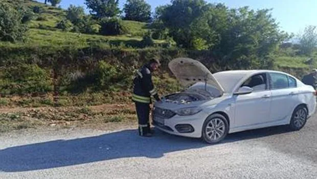 Seyir halindeki otomobilde yangın çıktı, sürücü ölümden döndü