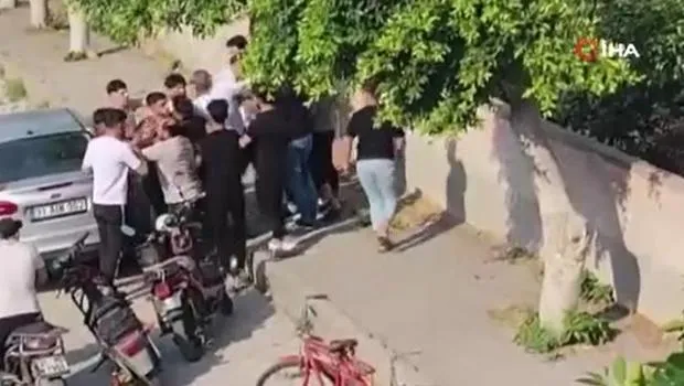 Sokak ortasında yumruklar havada uçuştu! Meydan savaşı gibi kavga kamerada