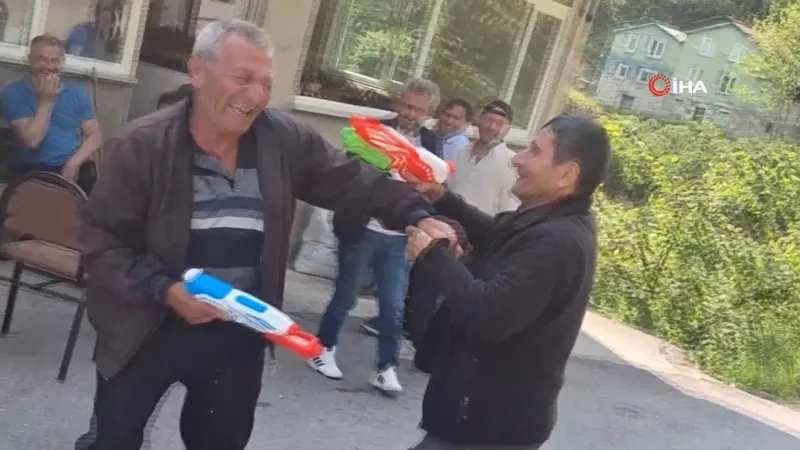Trabzon’da gülümseten anlar: Mahalle sakinlerinin su savaşı