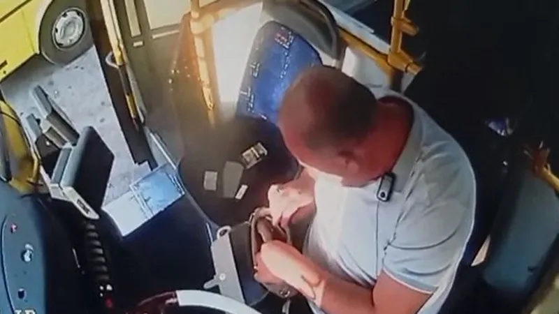 Yolcular buldu, şoföre teslim etti! Para ve altın dolu çanta sahibine ulaştı
